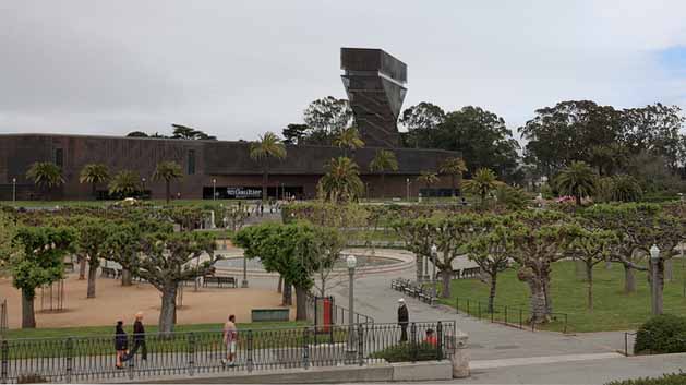 "de Young Museum" by Cliff licensed under CC BY 2.0